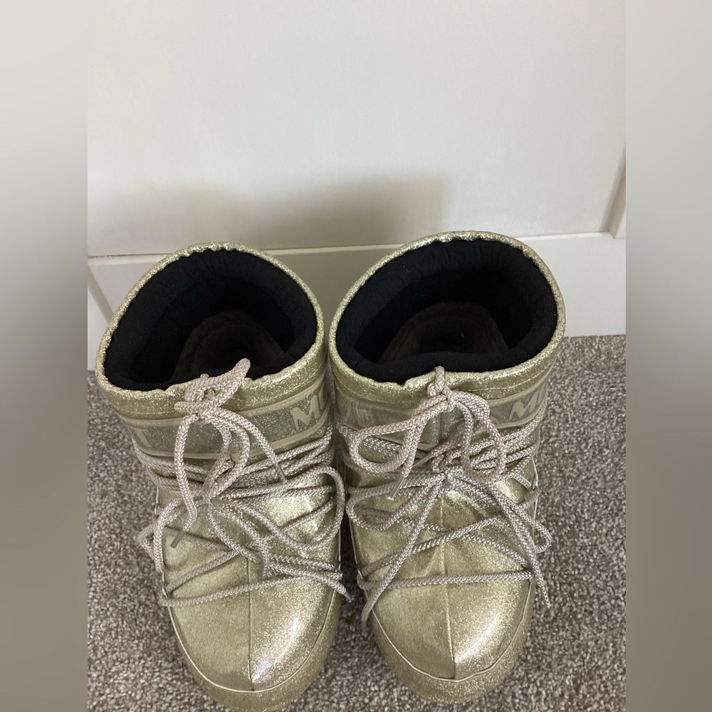 Moon Boot Low Icon Glitter Snow Boot Gold Moon Boots
Glitter Gold Boots Short - Picture 9 of 12
